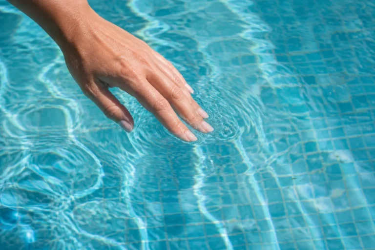 pourquoi ma piscine mousse