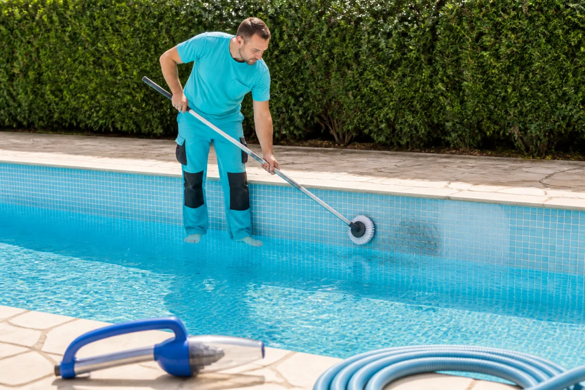 Comment nettoyer les parois d'une piscine